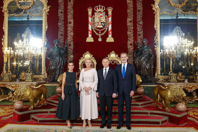 Zycie.news:Agata Duda zadała szyku podczas wizyty dyplomatycznej w Madrycie! Pierwsza Dama towarzysząc mężowi w szczycie NATO wyglądała jak prawdziwa księżniczka