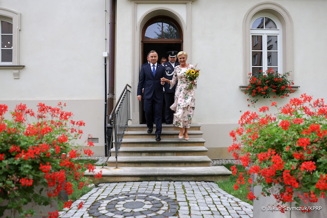 Onet.pl:Agata Duda at the celebration of the Polish Army Day. She gave chic in a flowery dress